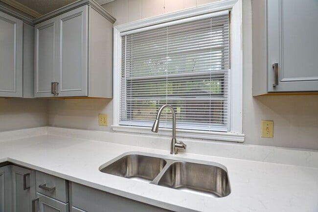 Building Photo - Renovated ranch in Matthews, NC!