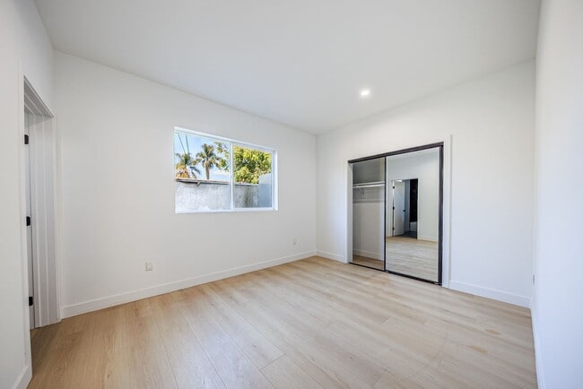 Building Photo - 2847 S Victoria Ave