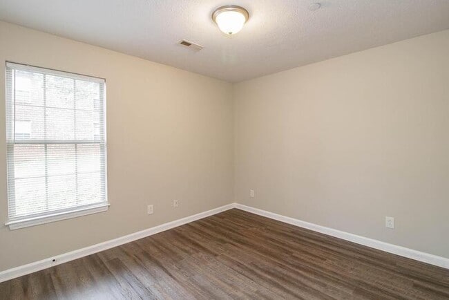 Building Photo - 1640 Golf Club Ln