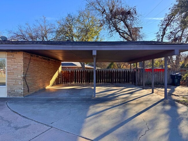 Building Photo - Adorable Mid Century Modern home on a corner lot!