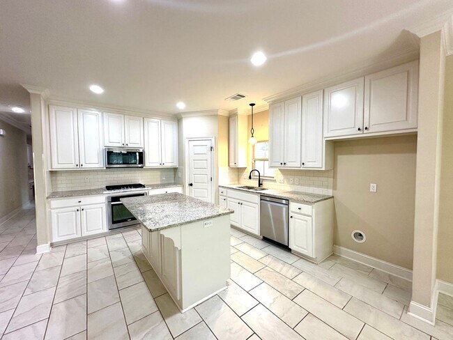 Building Photo - 43283 Pond View Dr