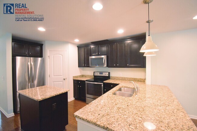 Building Photo - Wonderful townhome 15 min. to downtown Nashville- pool, tennis courts & fitness center!