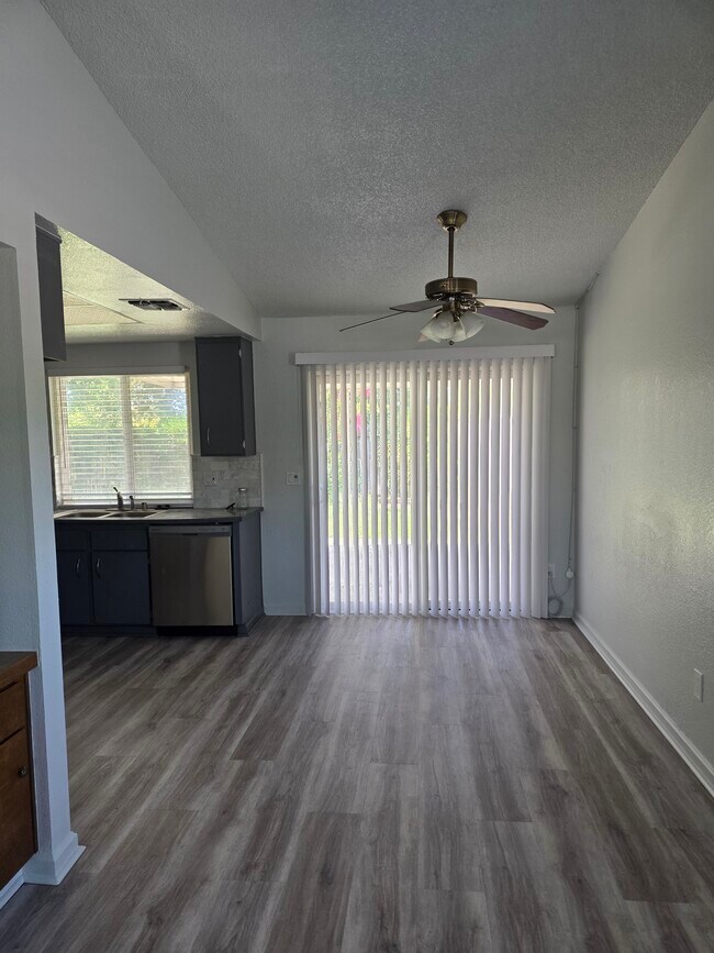 Building Photo - 4900 Earlcort Cir