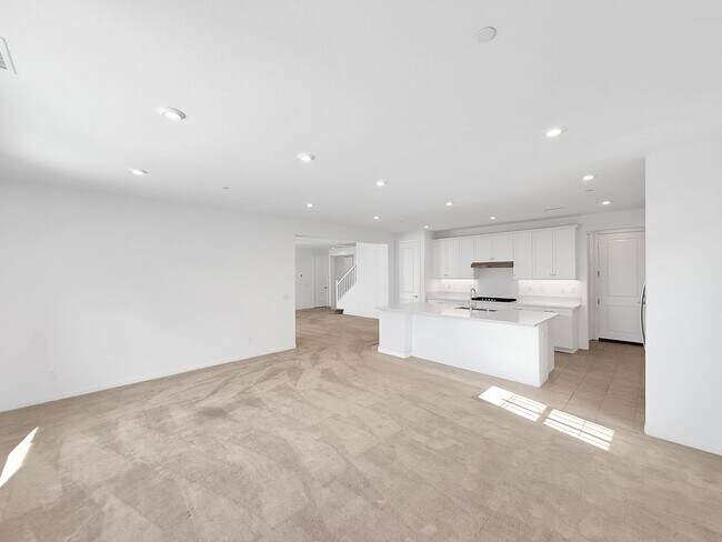 Building Photo - Beautiful 5B/4.5BA Home in Escondido Now A...