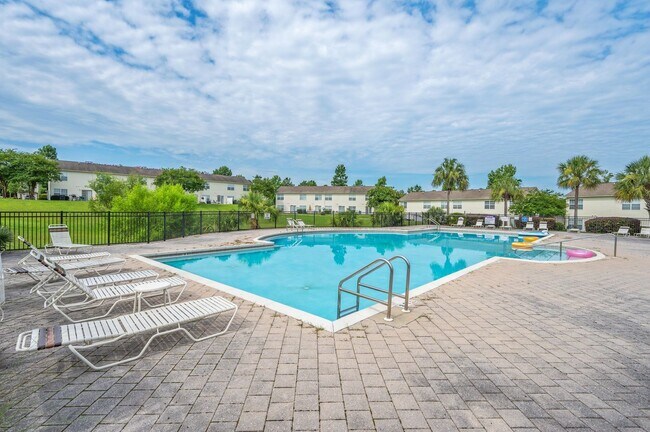 Building Photo - 2 Bedroom Townhouse in Crestview!