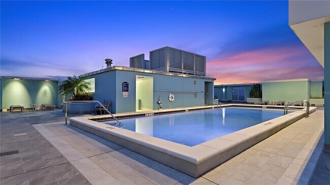 Building Photo - 1 Beach Dr SE