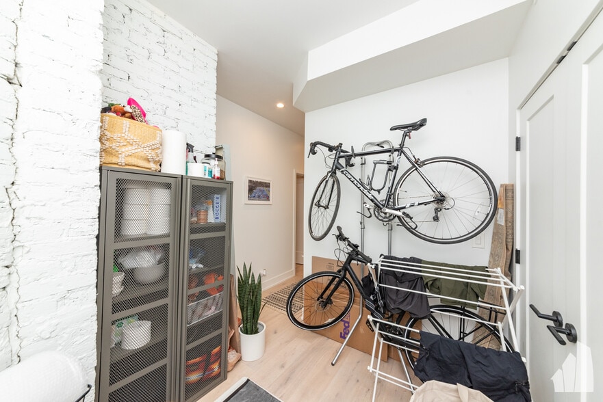 Building Photo - 1336 W Bryn Mawr Ave