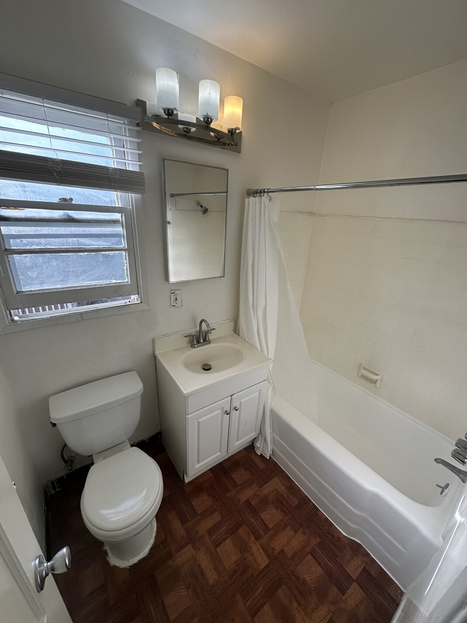 Building Photo - 2441 Silver Lake Blvd