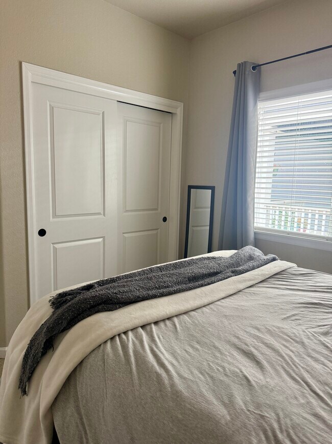 Building Photo - 724 Pioneer Dr