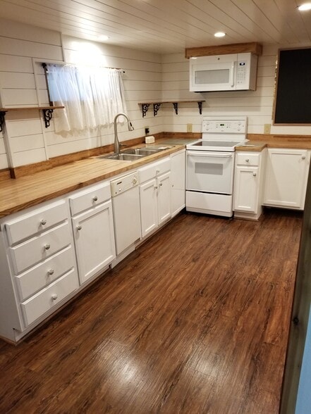Kitchen - 3531 Oakes Ave