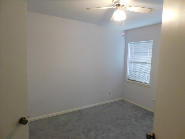 Building Photo - 725 W 42nd St