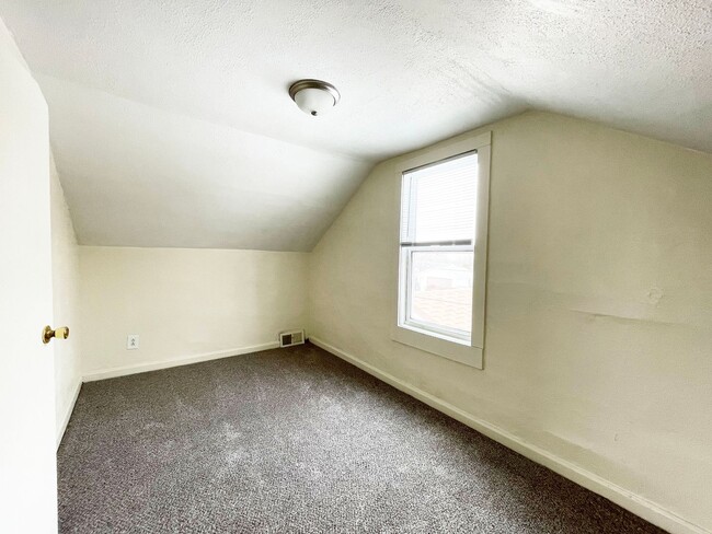 Building Photo - 3 Bedroom house with Garage!