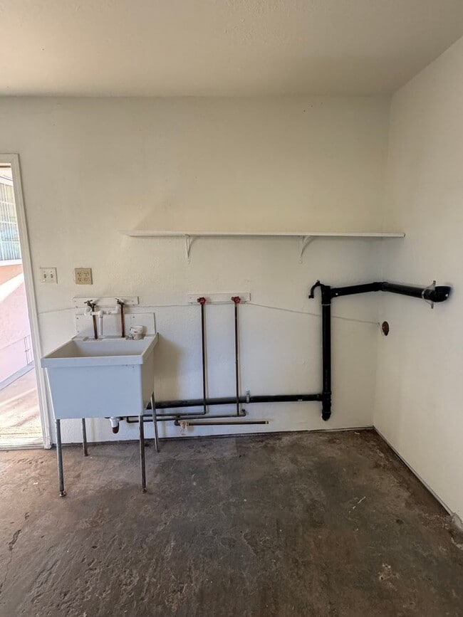 Building Photo - 5 Bedroom, 3.5 Bath, Beautiful 1,856 SQ FT...