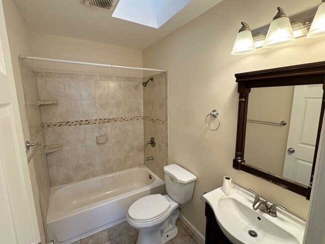 Building Photo - 3 bedrooms, 2.5 bathrooms