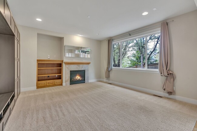 Building Photo - Must see in beautiful Redmond neighborhood