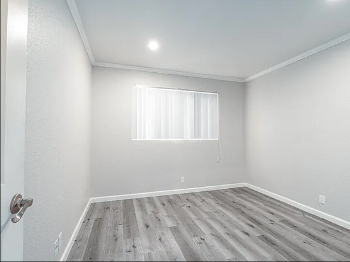Building Photo - 4143 Van Dyke Ave
