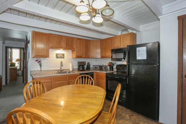 Building Photo - 2 Bedroom in Wildernest!  Summer lease!