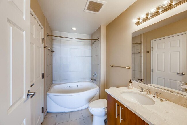 Building Photo - Furnished High rise Just Off the Las Vegas...