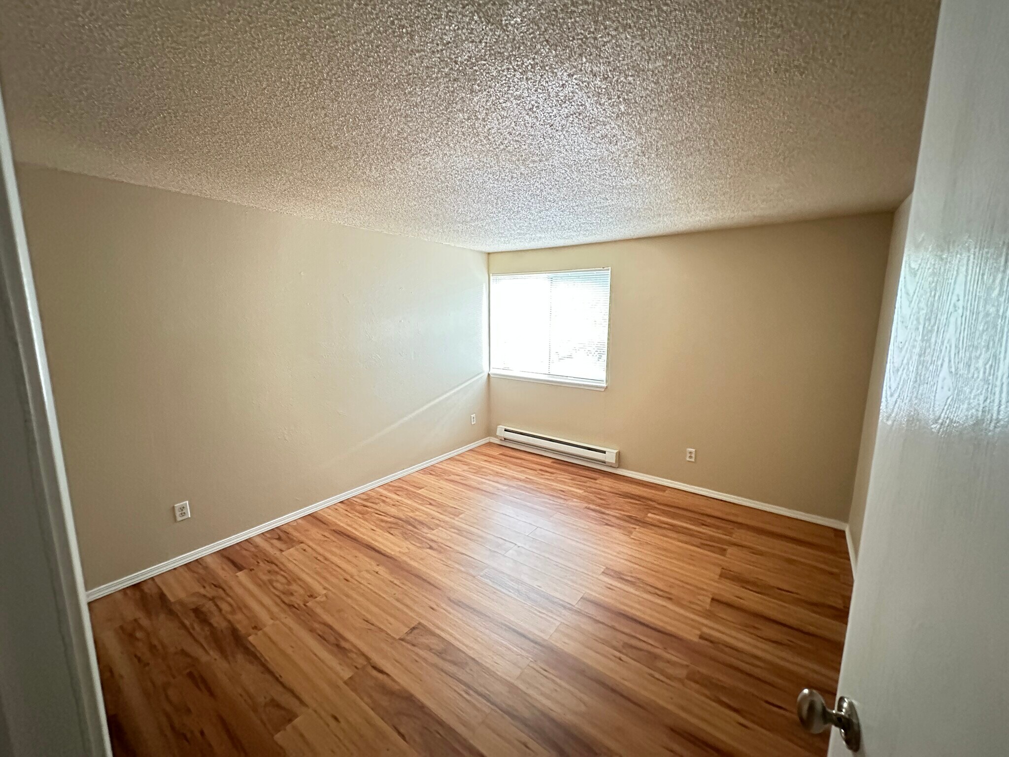 Building Photo - 4641 W Lake Sammamish Pky SE
