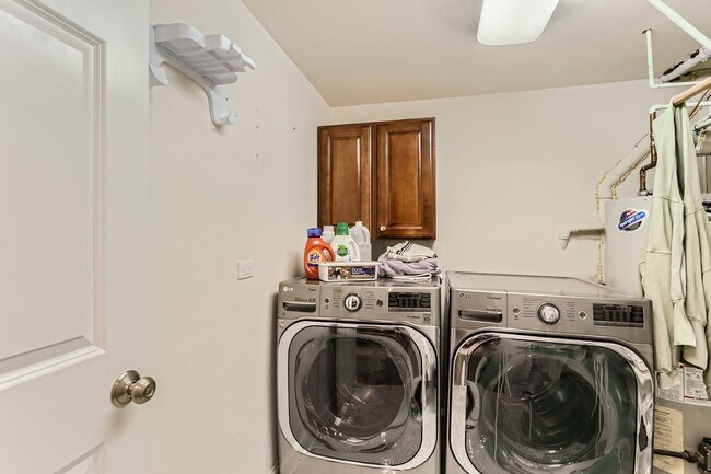 Building Photo - 911 Lilac Ln