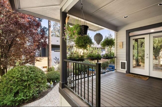 Building Photo - 19062 Mount McLoughlin Ln