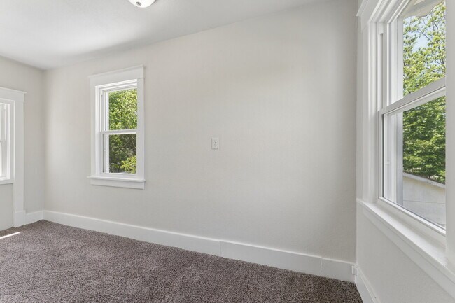 Building Photo - Welcome home to this stunning, light-filled rental that truly has it all! Featuring huge living s...