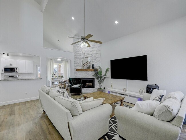 Building Photo - Charming Updated Home – 3BR, 2.5BA with Fi...