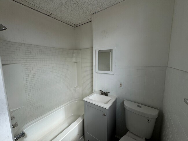 Building Photo - AVAILABLE NOW!! 5 BED 1 BATH SINGLE FAMILY HOME!