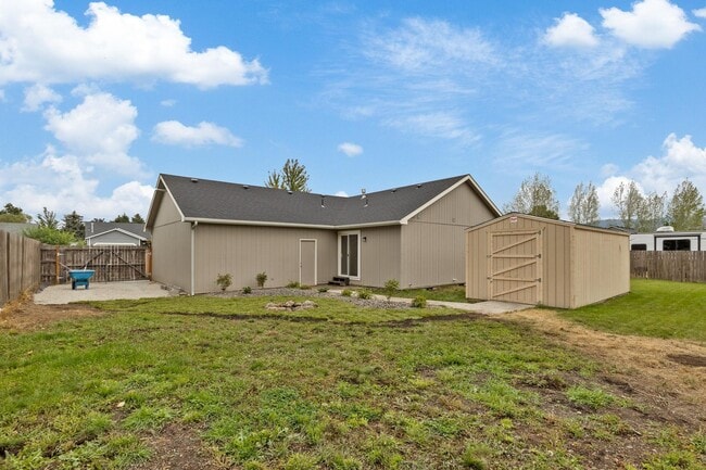 Building Photo - Updated Single Level Home In Post Falls