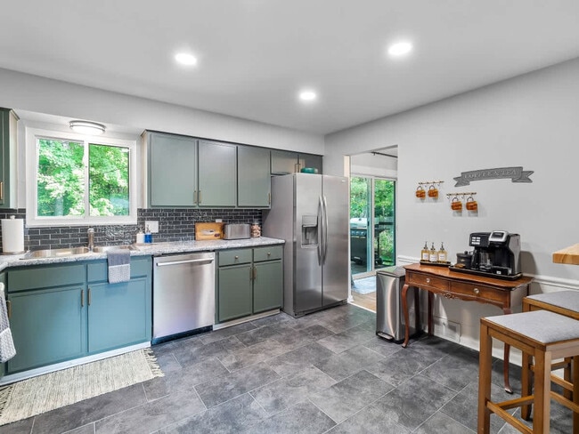 Building Photo - 670 Treeside Dr