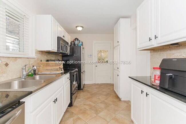 Building Photo - Charming, impeccably clean and maintained ...