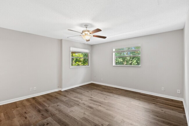 Building Photo - 2700 Coral Springs Dr