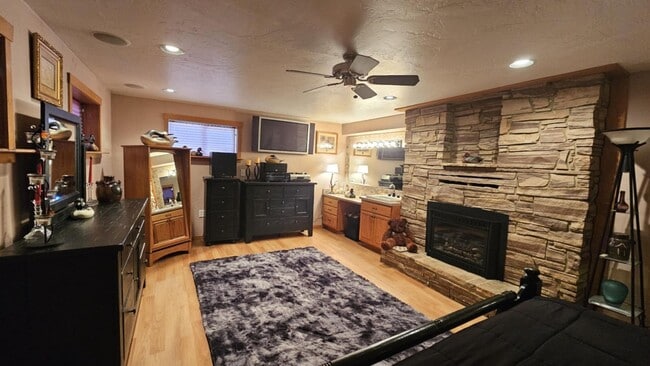 Building Photo - Losleben- House with large yard fully furnished Available Nov 1st - May 31st