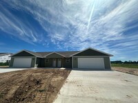 Building Photo - 3 Bedroom Duplex