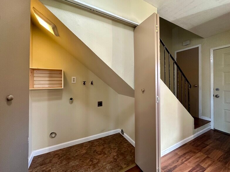 Building Photo - 1460 Parkway Dr