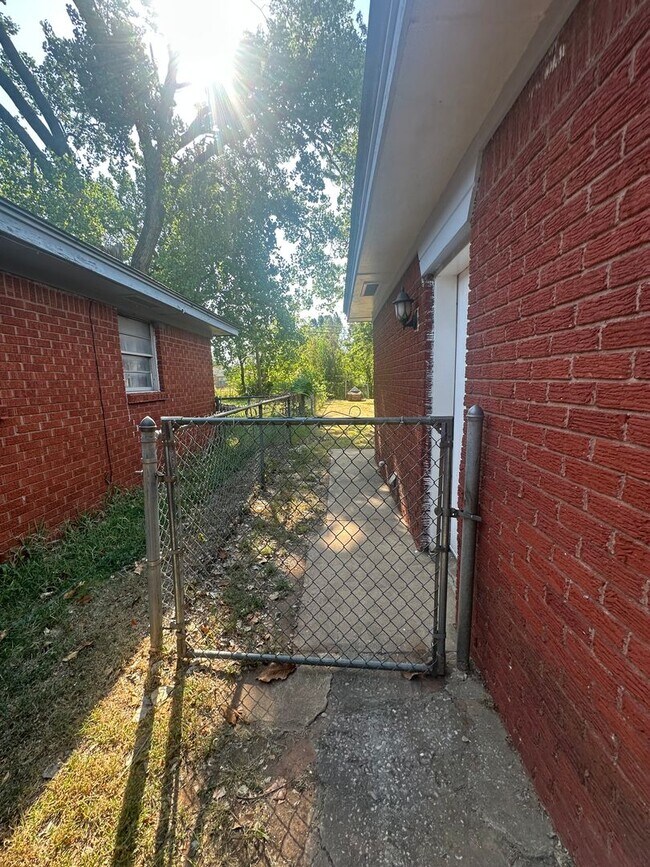 Building Photo - 2524 Eagle Dr