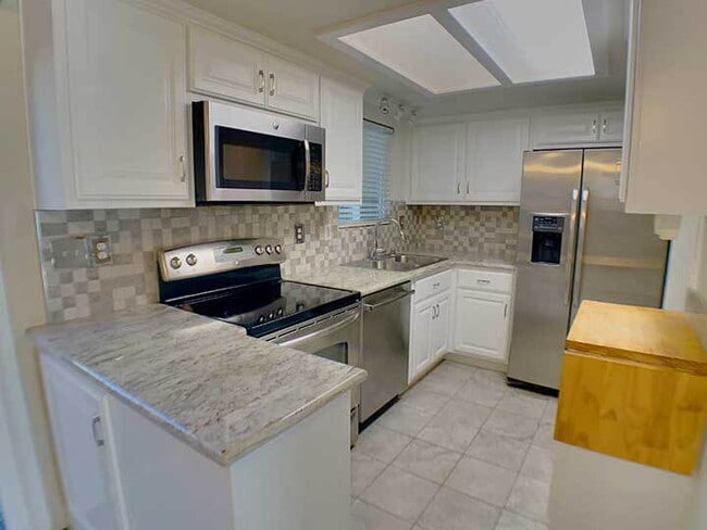Building Photo - Darling 2 bed, 1.5 bath condo near Lyons Park and downtown Placerville!