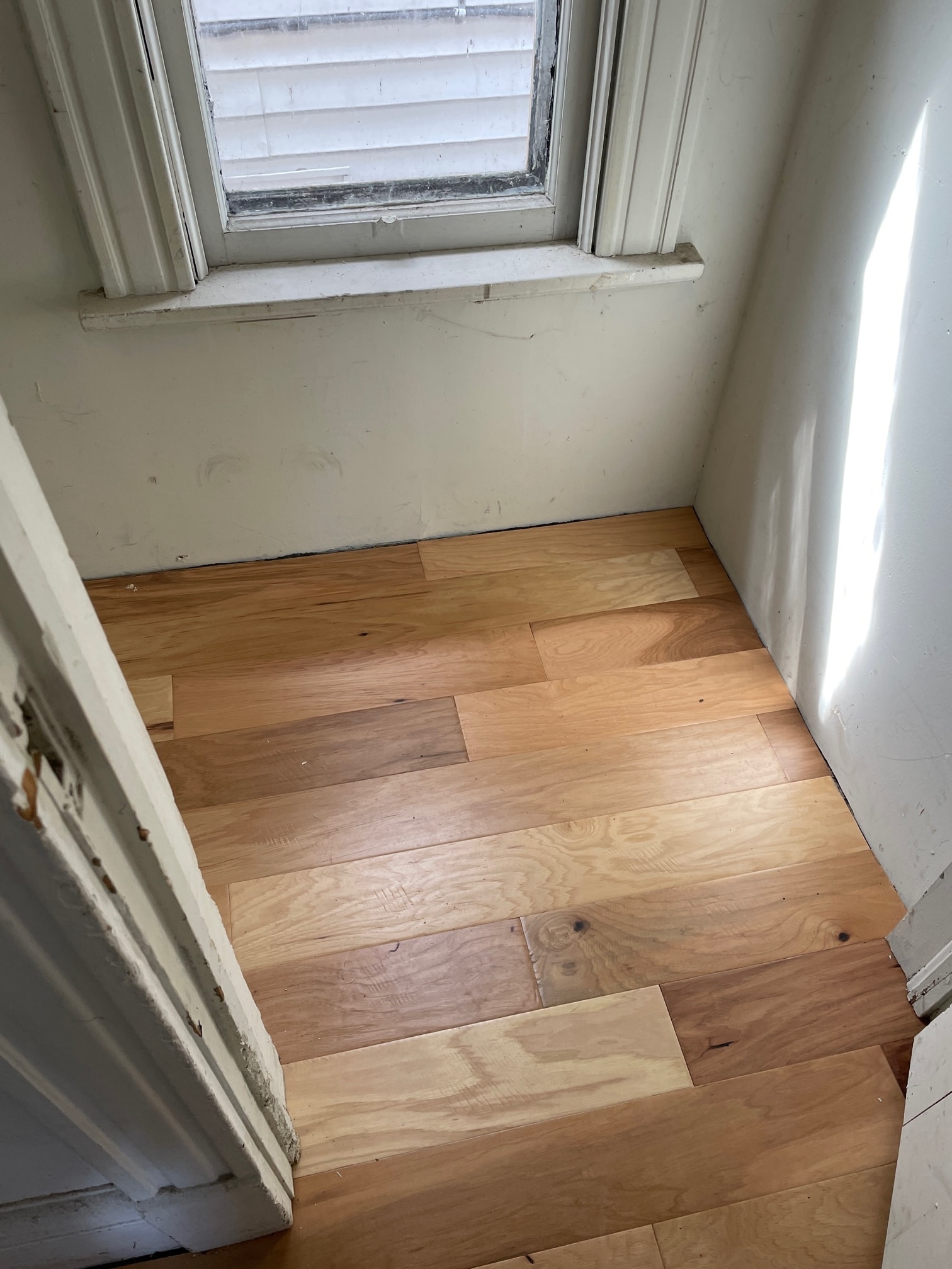 Building Photo - 731 E 5th St