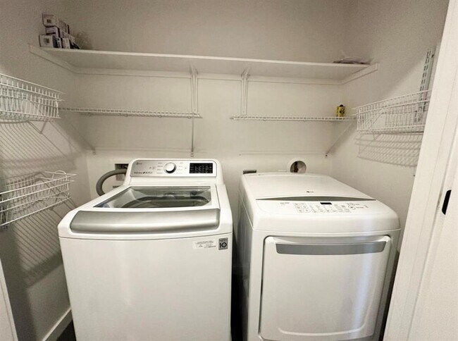 Building Photo - 1021 1/2 E 38th St