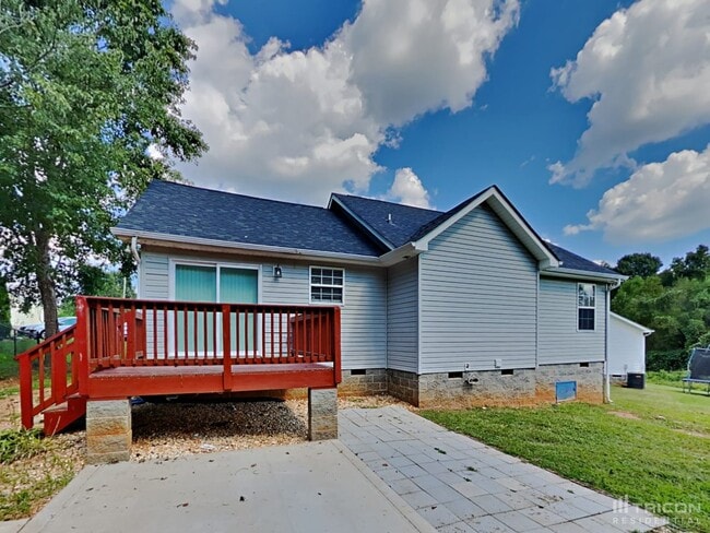 Building Photo - 2300 Saluda Dr