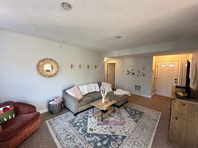 Building Photo - 99 Hillside St