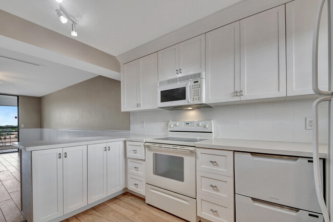 Building Photo - 4640 Lucerne Lakes Blvd W