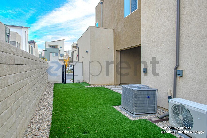 Building Photo - Unit