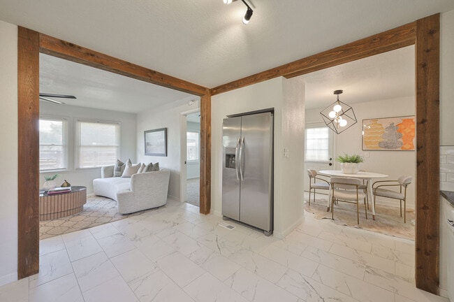 Building Photo - 4013 Mallard Dr