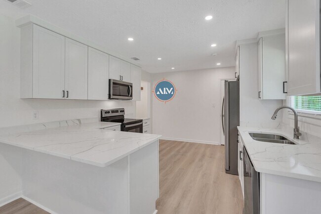 Building Photo - Rare opportunity minutes away from Savanna...