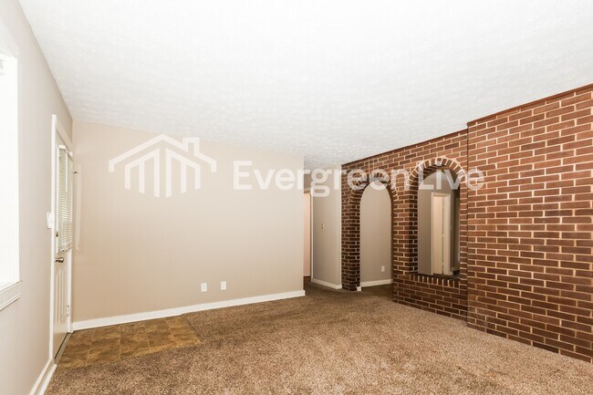 Building Photo - 304 Applegate Rd