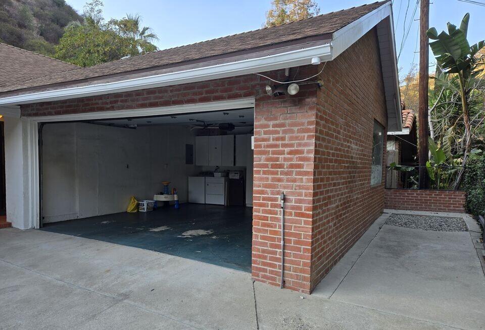 Building Photo - 1481 Benedict Canyon Dr