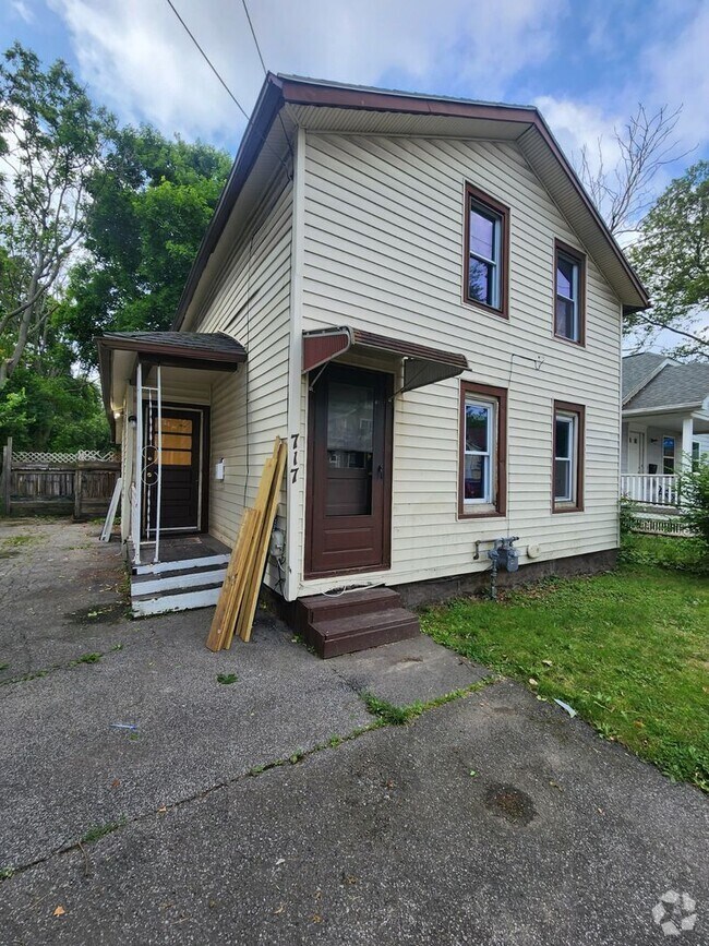 Building Photo - Two Bedroom Single Family Home!