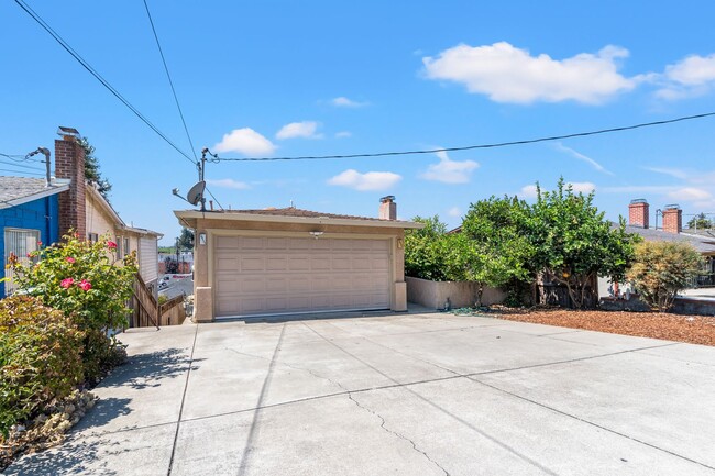 Building Photo - Utilities Paid! 3 Bedroom in Hayward with ...