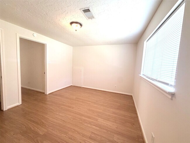 Building Photo - 9706 Crestdale Cir